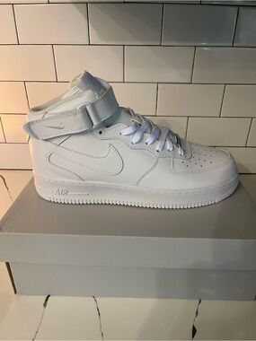 Mens AF1 Mid 07 Size 11.5.